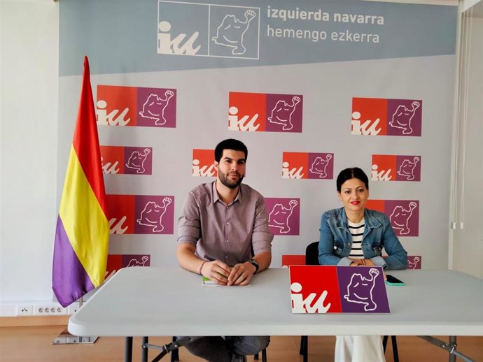 La europarlamentaria y portavoz de Izquierda Unida, Sira Rego, y el coordinador general de IUN, Carlos Guzmán, en Pamplona.