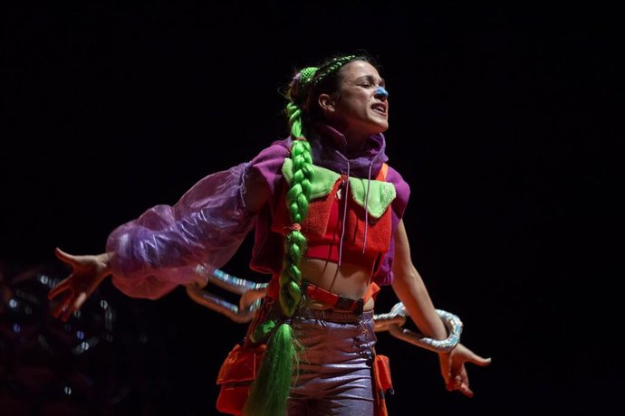 Archivo - Puesta en escena de la obra Mujer en cinta de correr sobre fondo negro en el Teatro Echegaray.