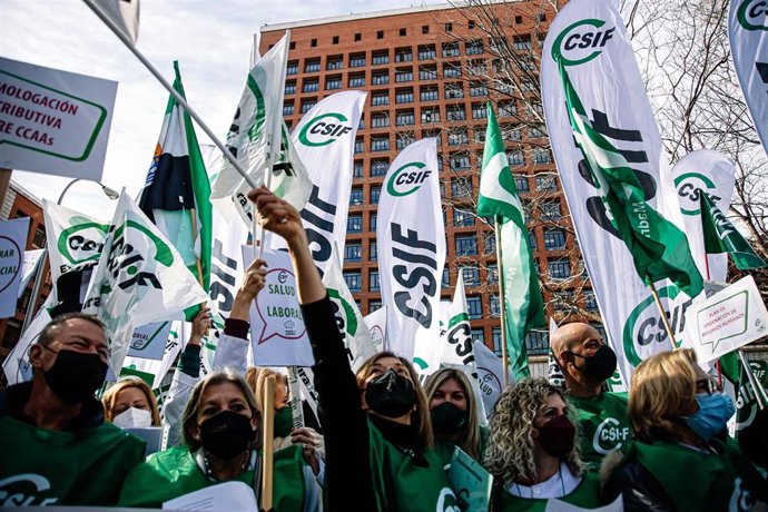 Archivo - Una protesta de CSIF ante el Ministerio de Sanidad, en una imagen de archivo.