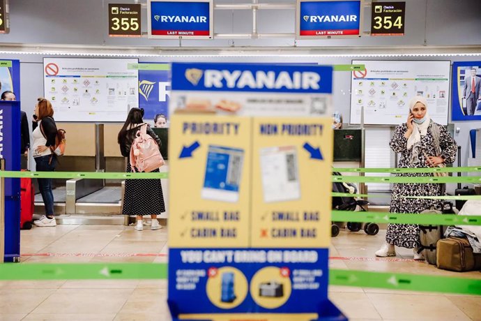 Pasajeros esperan en los mostradores de facturación de Ryanair.