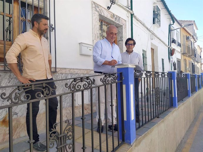 El alcalde de Rute y presidente de la Diputación, Antonio Ruiz (centro), recepciona las obras realizadas en la calle Cabra de Rute.