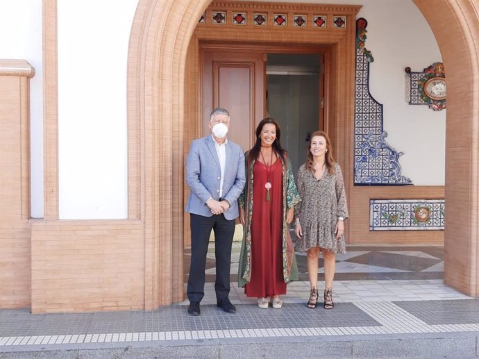 La delegada de Turismo de la Junta en Huelva en funciones, María Ángeles Muriel, en su visita a Palos de la Frontera (Huelva).