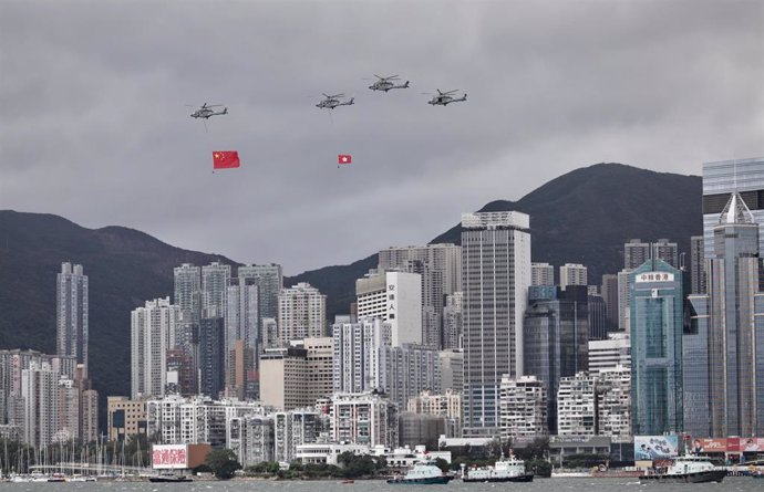 Unos helicópteros despliegan banderas de China en Hong Kong