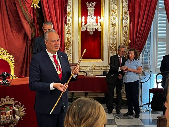 Ruiz Boix con el bastón de presidente de la Diputación de Cádiz.