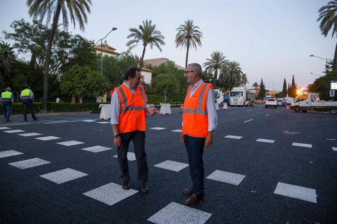El delegado de Hábitat Urbano, Juan Manuel Flores, y el gerente de Urbanismo, Juan Carlos de León.