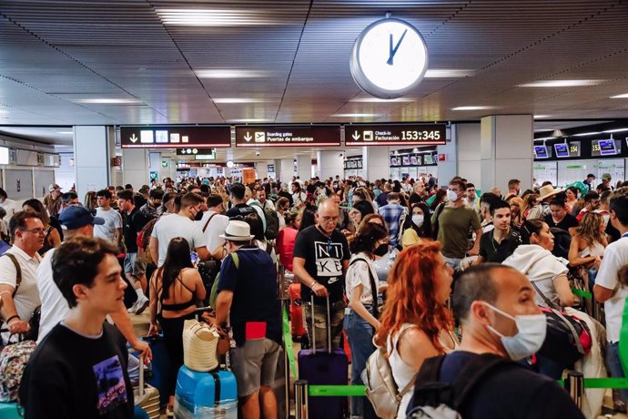 Pasajeros esperan en los mostradores de facturación de su aerolínea.