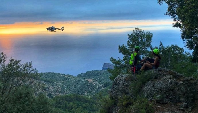 Rescatan a dos jóvenes en una zona escarpada y de gran riesgo en una montaña cerca de Valldemossa.