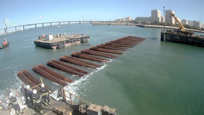Trabajos en la compuerta del dique cuatro de Navantia Cádiz.