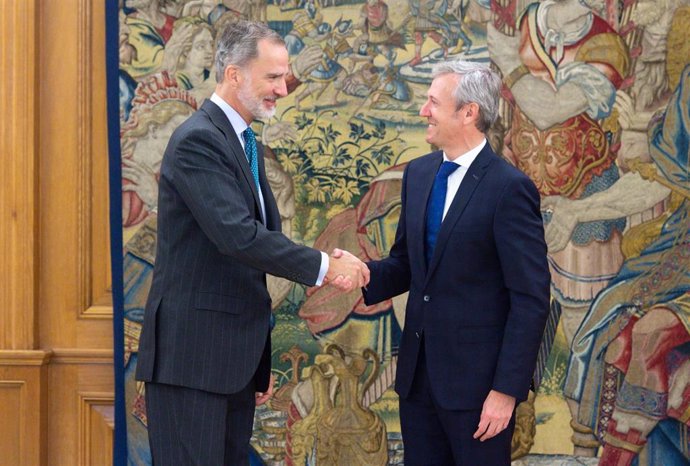 O Rei Felipe VIN (i) recibe en audiencia ao presidente da Xunta de Galicia, Alfonso Rueda Valenzuela, no Palacio da Zarzuela, a 1 de xullo de 2022, en Madrid (España). O monarca recibe a Rueda con motivo do seu recente nomeamento no cargo. 