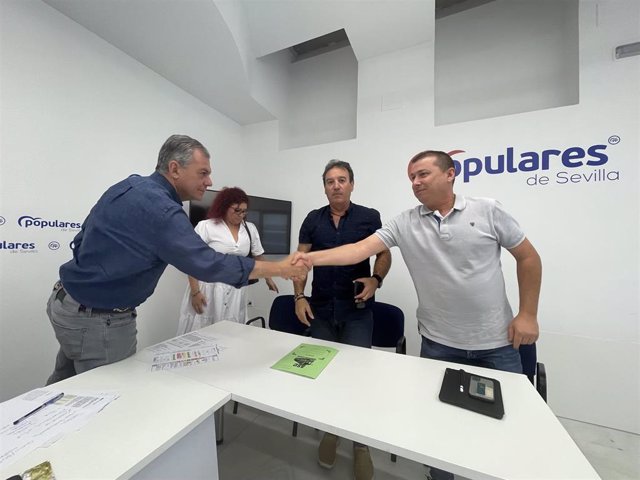 El candidato del PP a la Alcaldía de Sevilla, José Luis Sanz, primero por la izquierda, se ha reunido con representantes de ASC.