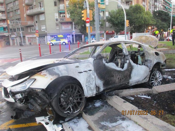Imagen del coche incendiado al chocar con la catenaria