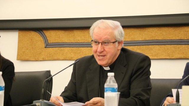 Monseñor Saiz Meneses, en la presentación de la Memoria económica de la Iglesia en Sevilla en 2021, en el Arzobispado.