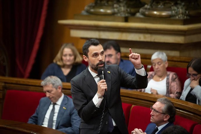 Archivo - El conseller de Empresa y Trabajo, Roger Torrent, durante la sesión de control al Govern, a 25 de mayo de 2022.