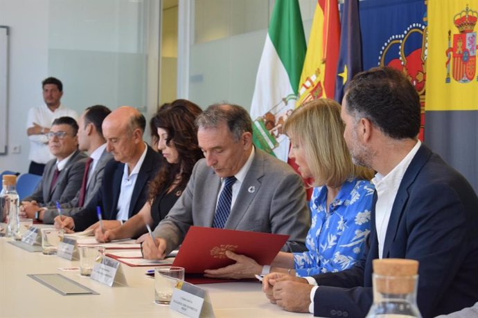 Gobierno, Junta y ayuntamientos han firmado este viernes en Huelva el protocolo para la erradicación de asentamientos en Lepe y Moguer.