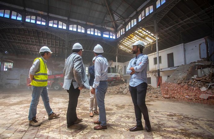 Trabajos de demolición en el interior del antiguo cuartel del Paseo Santa Fe.