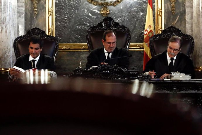 Archivo - Los magistrados Andrés Martínez Arrieta (c), Andrés Palomo del Arco (d) y Antonio del Moral García (i), presiden una vista pública en el Tribunal Supremo.