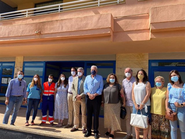 El delegado de Salud visita el consultorio de Puerto Rey en Vera (Almería).