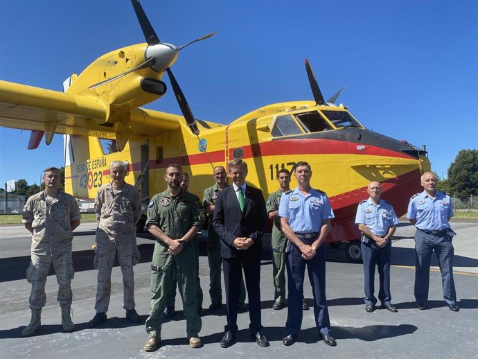 El delegado del Gobierno, José Miñones, visita las instalaciones del Aeródromo Militar de Santiago para supervisar la incorporación del destacamento de extinción de incendios forestales del 43 Grupo de Fuerzas Aéreas del Ejército del Aire.