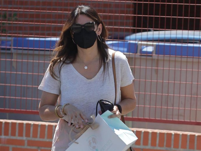 Fabiola Martínez, llegando al hospital para conocer a la hija de Claudia Osborne