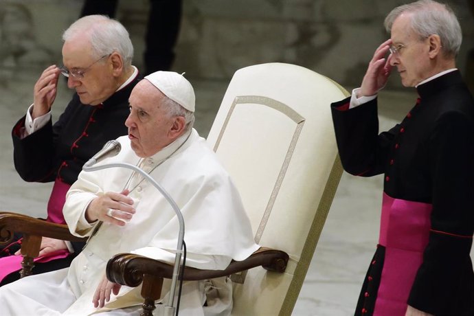 El Papa Francisco se santigua durante un encuentro en el Vaticano.