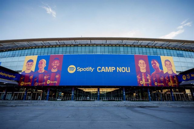 Fachada de Tribuna del nuevo Spotify Camp Nou con jugadores y jugadoras del Barça