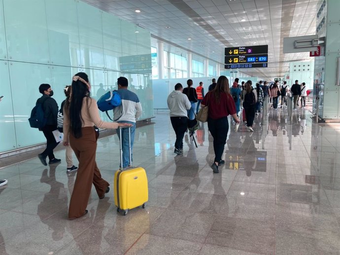 Archivo - Pasajeros en el aeropuerto de Barcelona-El Prat.