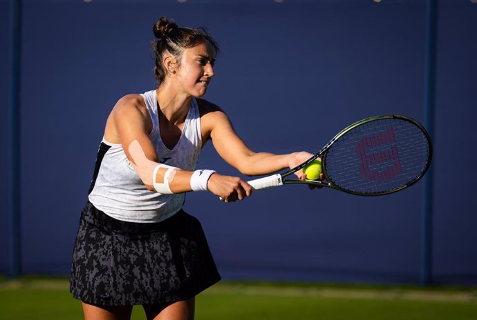 Sara Sorribes, tenista española, durante su preparación para Wimbledon