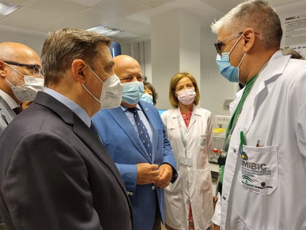 Luis Planas y Jesús Aguirre, durante la visita al Imibic.