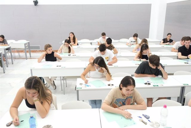 Alumnos realizan un examen de la PEvAU en una de las sedes de la Universidad de Sevilla.