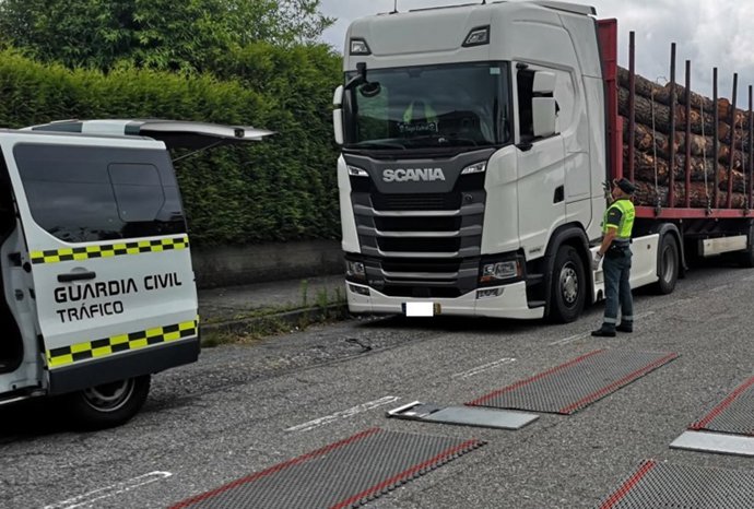 Guardia Civil pesando el camión.