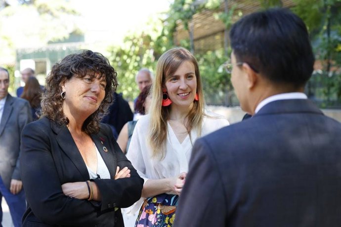 La consellera de Acción Exterior, Victria Alsina, y la consellera de Acción Climática, Teresa Jord, durante una visita con personal del cuerpo consular de Barcelona a la Fundación Alícia.