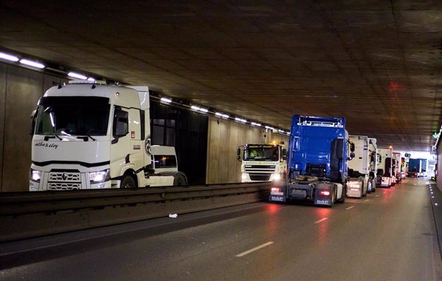 Archivo - Varios camiones en un túnel