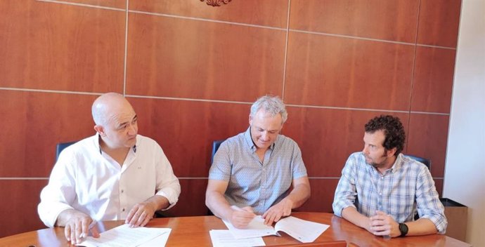 El conseller insular Jaume Alzamora firma el convenio que permitirá ejecutar una mejora en la red municipal de caminos de Costitx.