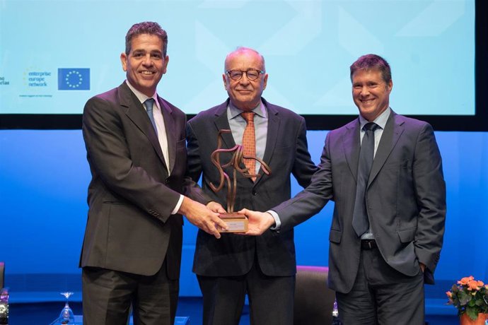 De izquierda a derecha: Luis González, CEO de 'Solo H2O'; Laureano Pérez, director general de Promoción económica del Gobierno de Canarias y consejero delegado de Proexca; y Agustín Adrián, director financiero de la empresa