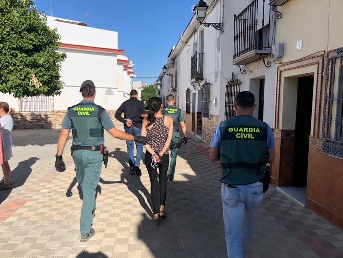 Los agentes de la Policía Local y de la Guardia Civil han detenido a dos personas en el interior de la vivienda.