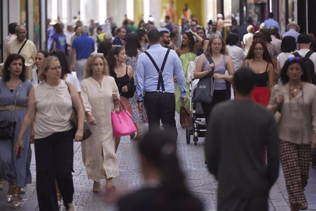 Detalle del flujo de personas por la calle Velázquez de Sevilla, a 21 de junio de 2022 en Sevilla (Andalucía, España)