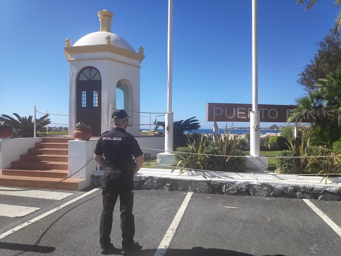 Un agente de la Policía Nacional en Puerto Banús, en Marbella (Málaga)