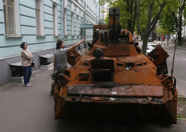 Archivo - Un tanque ruso destruido en Kiev