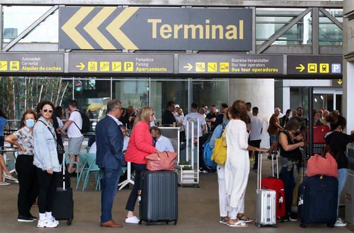 Salida masiva de cientos de pasajeros en el comienzo de la primera quincena del mes de julio a diferentes destinos internacionales desde el aeropuerto Costa del Sol de la capital, a 1 de julio de 2022 en Málaga (Andalucía, España)