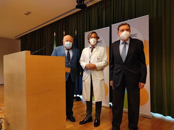 Luis Planas (dcha.) y Jesús Aguirre (izda.), en Córdoba.