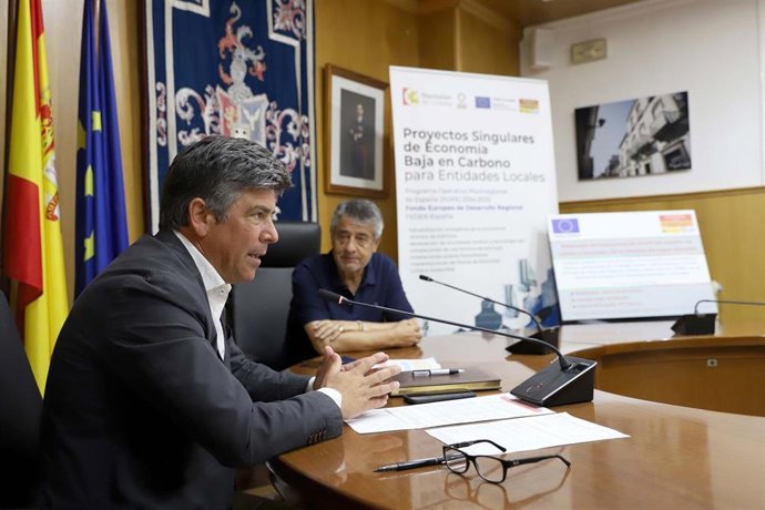 El delegado de Asistencia Económica con los Municipios y Mancomunidades de la Diputación de Córdoba, Rafael Llamas, en su visita a Hinojosa del Duque.