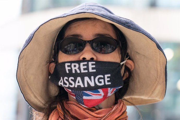 Manifestación en apoyo de Julian Assange junto al Ministerio del Interior de Reino Unido