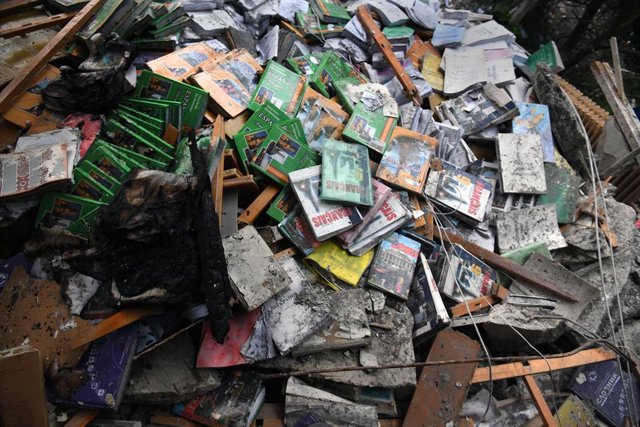 Imagen de archivo de una escuela bombardeada en Ucrania 