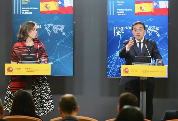 El ministro de Asuntos Exteriores, Unión Europea y Cooperación, José Manuel Albares, y su homóloga la ministra de Relaciones Exteriores de la República de Chile, Antonia Urrejola Noguera