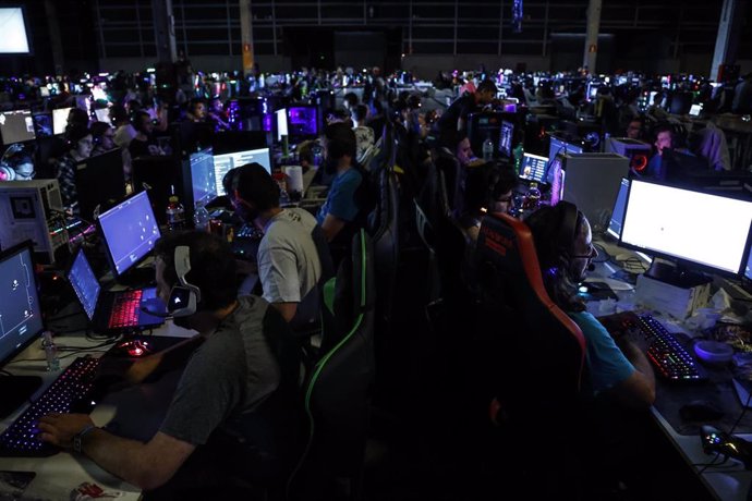 Varias peresonas con ordenadores en la décima edición de DreamHack, en el Foro centro Feria Valencia