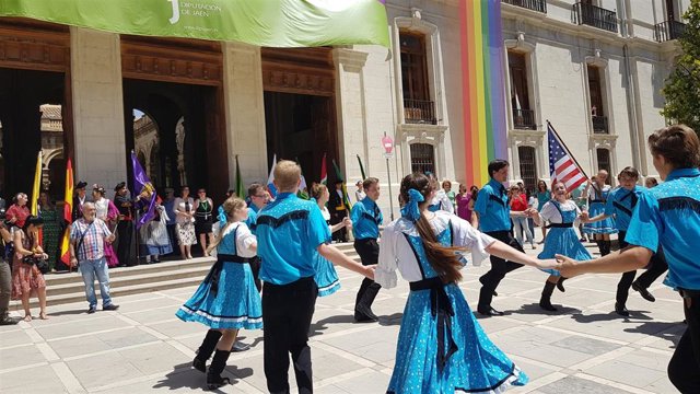 Actuación de uno de los grupos que participan en el Folk del Mundo.