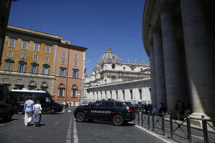 19 June 2022, Vatican, Vatican City: Carabinieri forces on duty in San Pietro after a car drove through a police cordon near St Peter's Square.  Security forces in the Vatican were briefly put on high alert on Sunday, after a 39-year-old driver drove th
