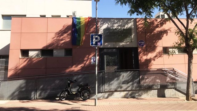 Edificio del Ayuntamiento con la bandera LGTBI en su fachada.
