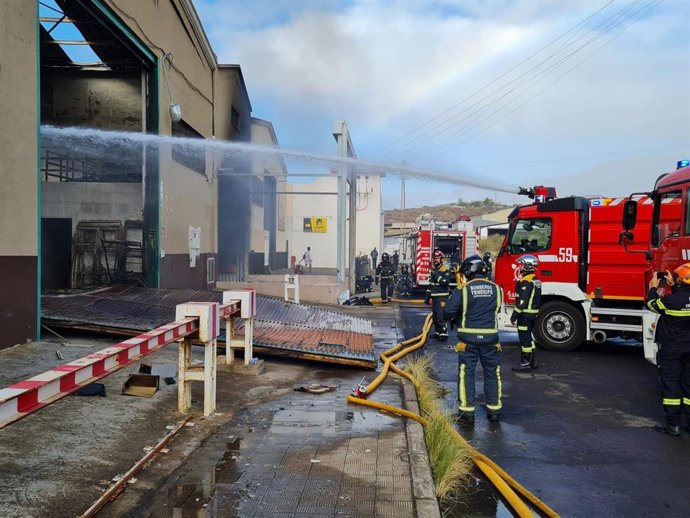 Agentes de Bomberos extinguen el incendio de naves industriales de El Chorrillo