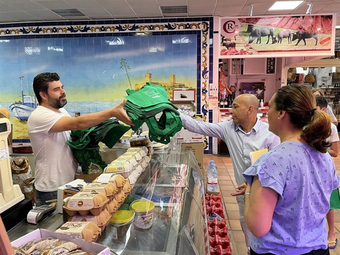 La Mancomunidad occidental distribuye 20.000 bolsas de tela para erradicar las de plástico entre los ayuntamientos mancomunados